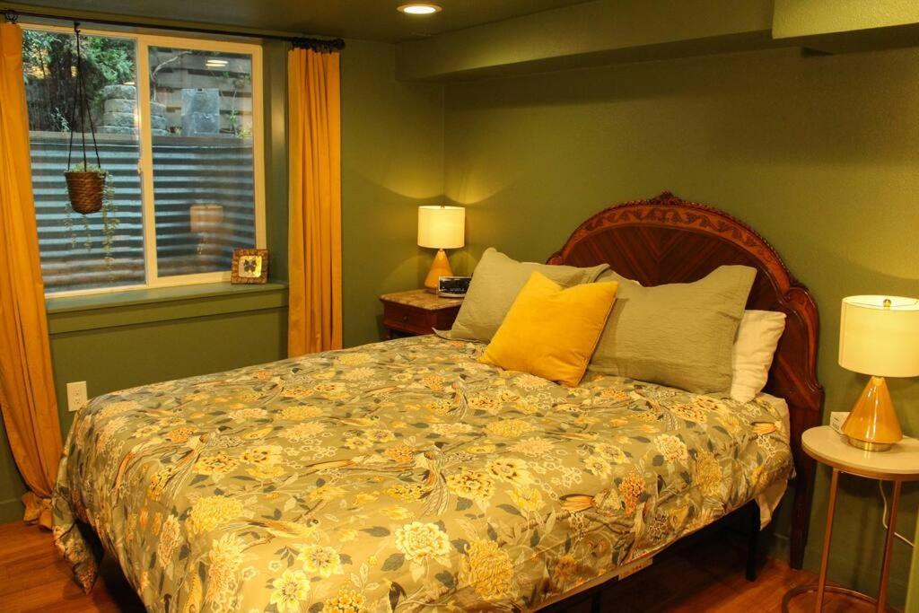 Heart Of Woodstock, 10 Min Walk To Reed, With Private Garage! Lägenhet Portland Exteriör bild