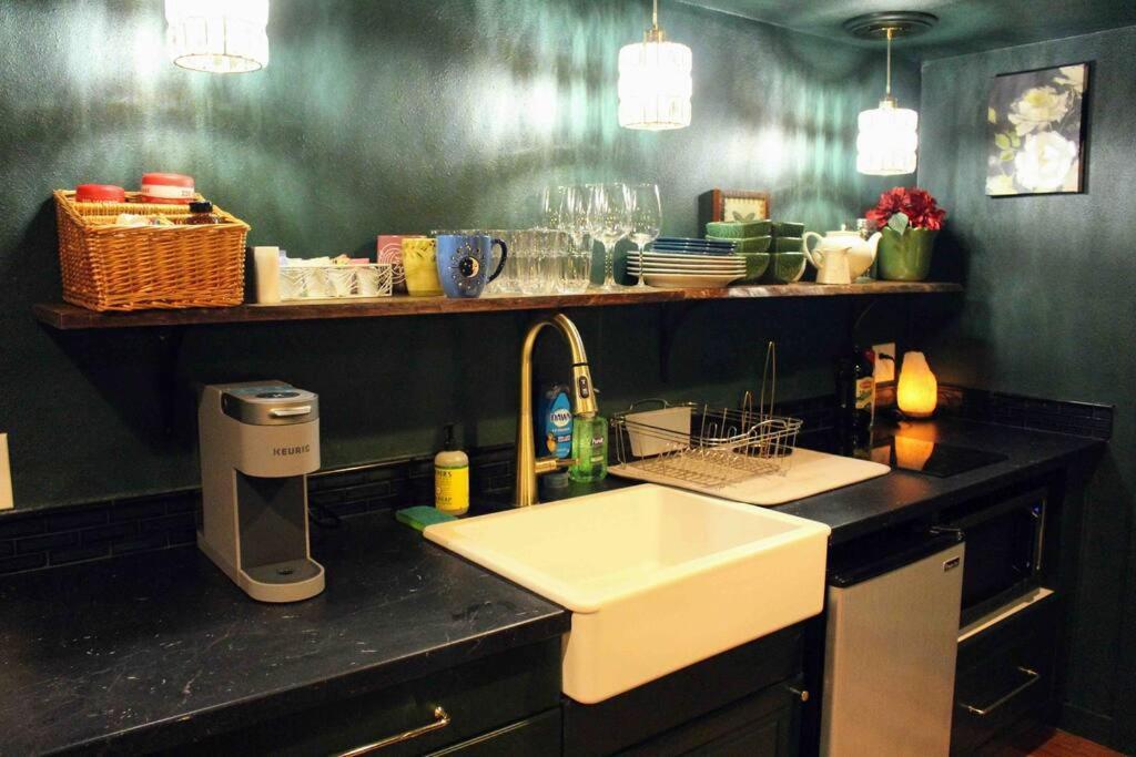 Heart Of Woodstock, 10 Min Walk To Reed, With Private Garage! Lägenhet Portland Exteriör bild