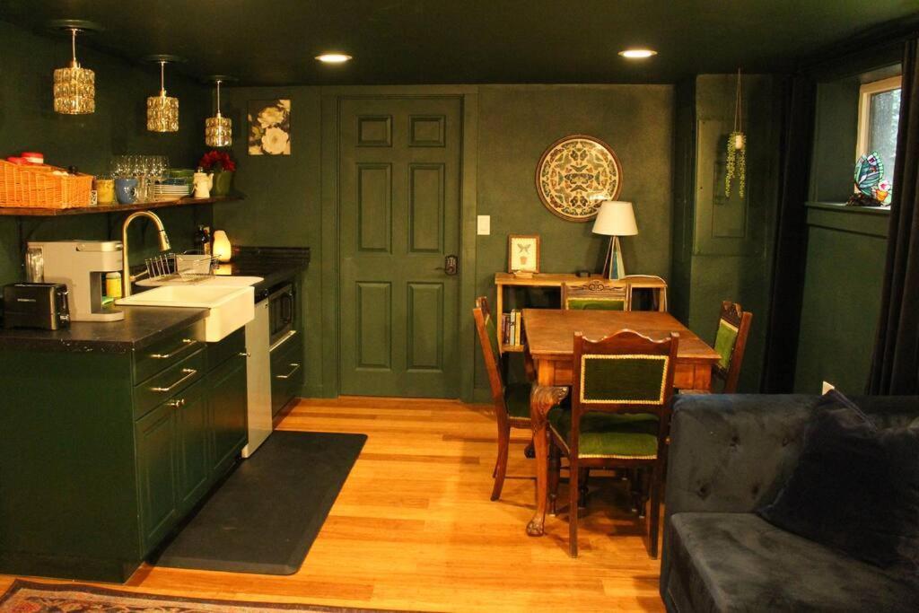 Heart Of Woodstock, 10 Min Walk To Reed, With Private Garage! Lägenhet Portland Exteriör bild