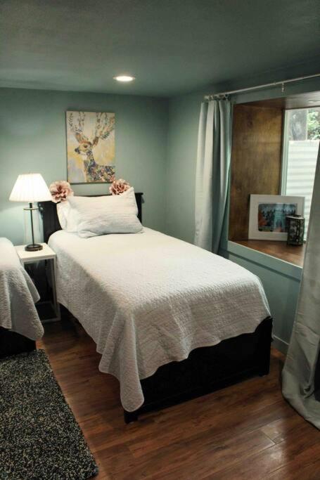 Heart Of Woodstock, 10 Min Walk To Reed, With Private Garage! Lägenhet Portland Exteriör bild