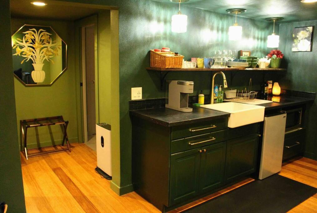 Heart Of Woodstock, 10 Min Walk To Reed, With Private Garage! Lägenhet Portland Exteriör bild